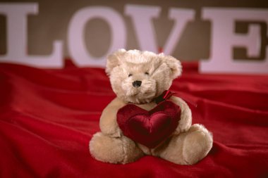 Aşk Sevgililer kavramı beyaz harflerle