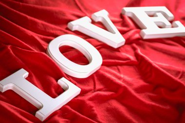 Sevgililer kırmızı arka plan ile mektuplar, sevgi kavramı