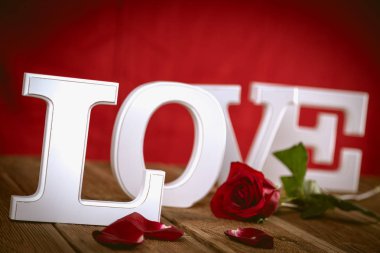 Sevgililer kırmızı arka plan ile mektuplar, sevgi kavramı