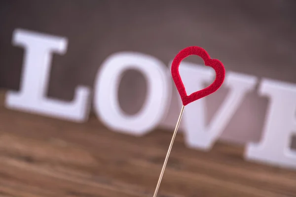 Amor Valentim conceito com letras brancas — Fotografia de Stock