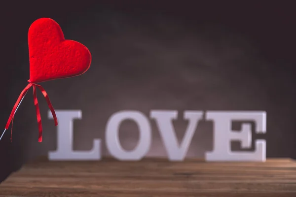 Amor Valentim conceito com letras brancas — Fotografia de Stock