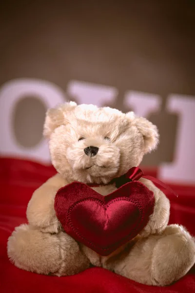 Concepto de San Valentín en mesa de madera con letras blancas — Foto de Stock