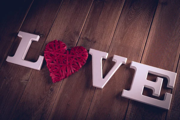 Concepto de San Valentín en mesa de madera con letras blancas — Foto de Stock