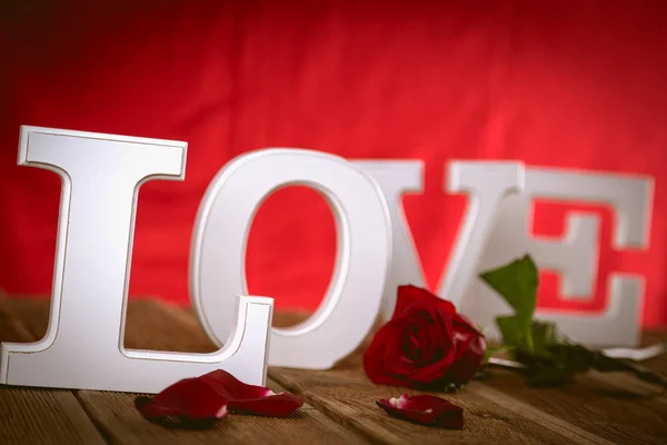Valentine rode achtergrond met letters, liefde concept — Stockfoto
