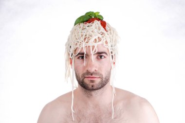 Baş, beyaz zemin üzerine spagetti ile komik adam