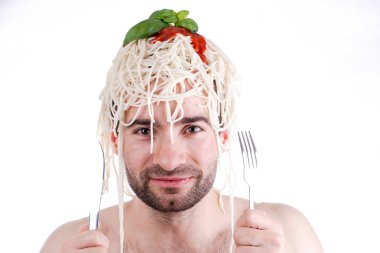 Baş, beyaz zemin üzerine spagetti ile komik adam