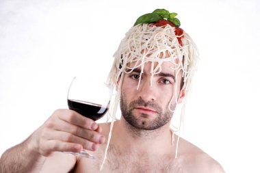 Baş, beyaz zemin üzerine spagetti ile komik adam