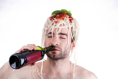 Baş, beyaz zemin üzerine spagetti ile komik adam