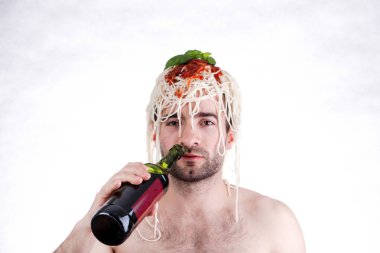 Baş, beyaz zemin üzerine spagetti ile komik adam