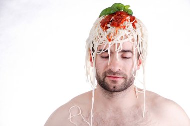 Baş, beyaz zemin üzerine spagetti ile komik adam