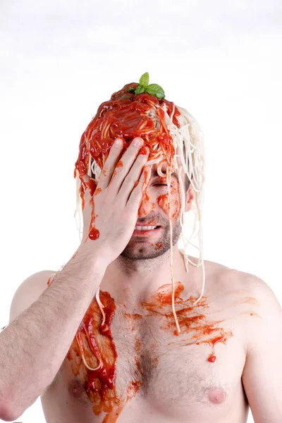 Homme drôle avec des spaghettis sur la tête, fond blanc — Photo