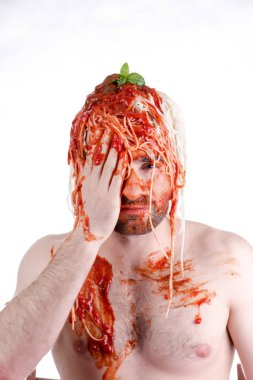 Baş, beyaz zemin üzerine spagetti ile komik adam