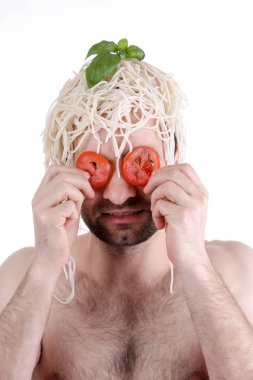 Baş, beyaz zemin üzerine spagetti ile komik adam