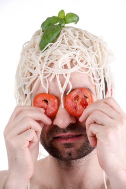 Baş, beyaz zemin üzerine spagetti ile komik adam