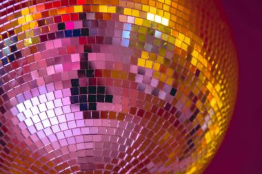 Parlayan ışık ile disko topu