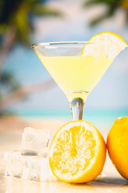 Hindistan cevizi ve ananas ile lezzetli içecek