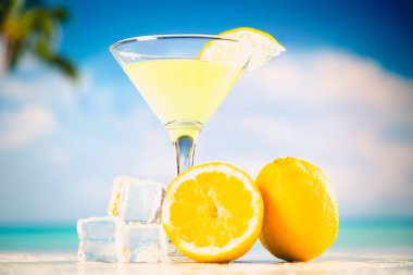 Hindistan cevizi ve ananas ile lezzetli içecek