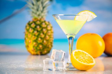 Hindistan cevizi ve ananas ile lezzetli içecek