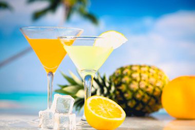 Hindistan cevizi ve ananas ile lezzetli içecek