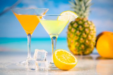 Hindistan cevizi ve ananas ile lezzetli içecek