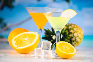 Hindistan cevizi ve ananas ile lezzetli içecek