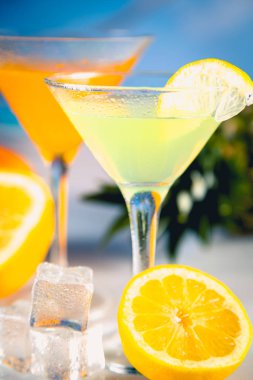 Hindistan cevizi ve ananas ile lezzetli içecek