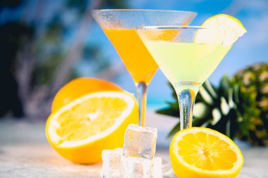 Hindistan cevizi ve ananas ile lezzetli içecek