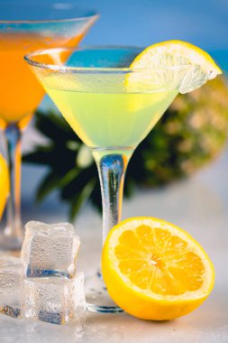 Hindistan cevizi ve ananas ile lezzetli içecek