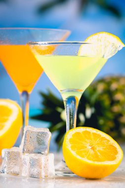 Hindistan cevizi ve ananas ile lezzetli içecek