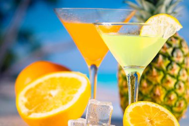 Hindistan cevizi ve ananas ile lezzetli içecek