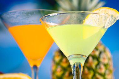 Hindistan cevizi ve ananas ile lezzetli içecek