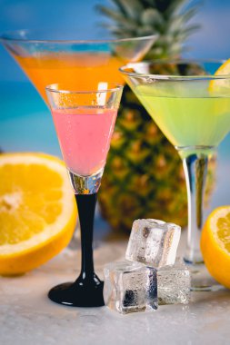 Hindistan cevizi ve ananas ile lezzetli içecek