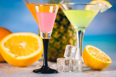 Hindistan cevizi ve ananas ile lezzetli içecek