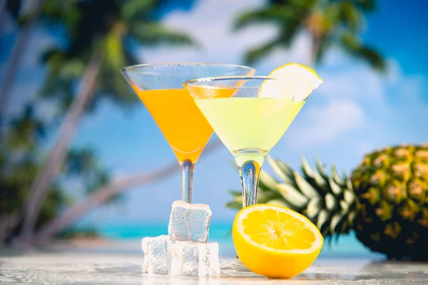 Hindistan cevizi ve ananas ile lezzetli içecek