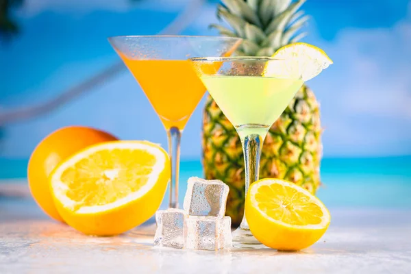 Hindistan cevizi ve ananas ile lezzetli içecek