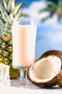 Hindistan cevizi ve ananas ile lezzetli içecek
