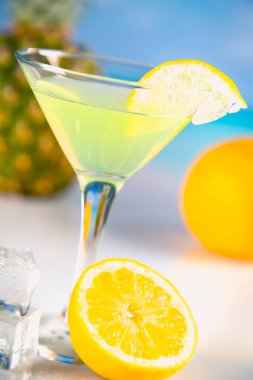 Hindistan cevizi ve ananas ile lezzetli içecek