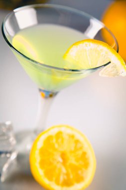 Hindistan cevizi ve ananas ile lezzetli içecek