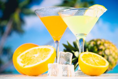 Hindistan cevizi ve ananas ile lezzetli içecek