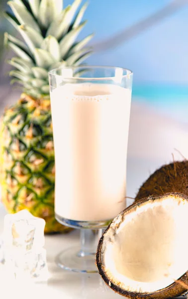 Deliciosa bebida con coco y piña — Foto de Stock