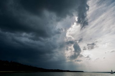 Fırtına ve Lehçe Göller Bölgesi yukarıda bulutlu gökyüzü