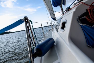 Lehçe Gölü bölgesinde beyaz yelkenli tekne yelken