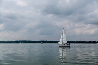 Lake beyaz tekne ile bulutlu gün