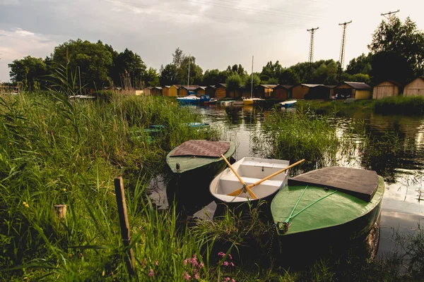 Lehçe Gölü arazi banka tarafından teknelerle harika akşam — Stok fotoğraf