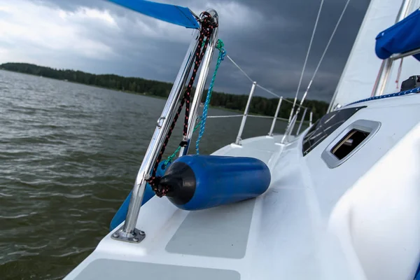 Концепция парусного спорта с лодкой и озером — стоковое фото