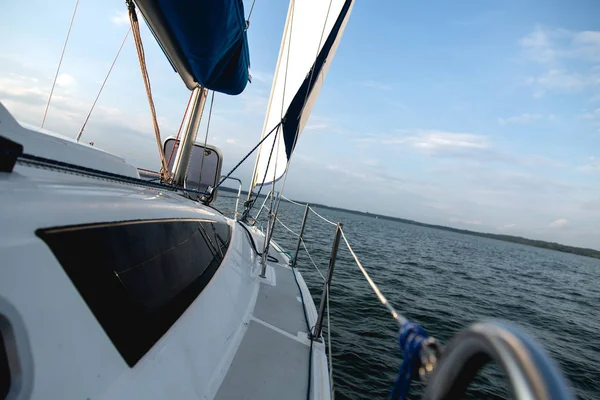 Navegando em barco a vela branca no distrito lago polonês — Fotografia de Stock