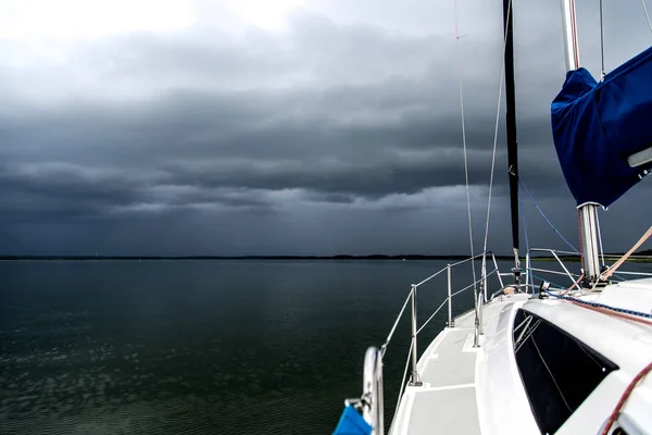 Concept de voile avec bateau et eau de lac temps de tempête — Photo