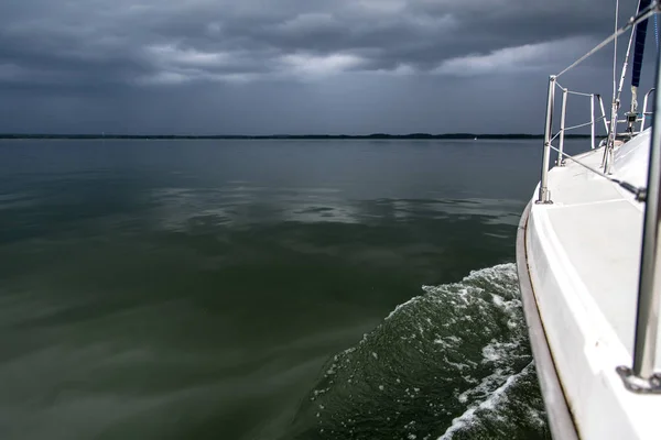 Концепція вітрильного спорту з човном і озером водяна штормова погода — стокове фото