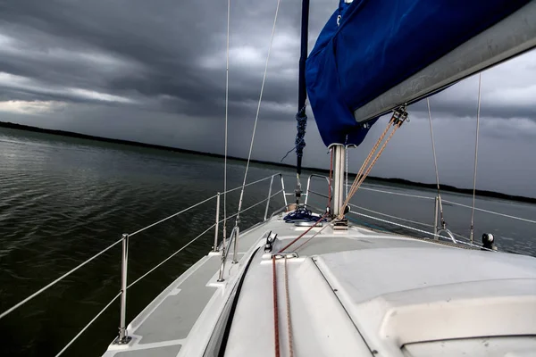 Concept de voile avec bateau et eau de lac temps de tempête — Photo