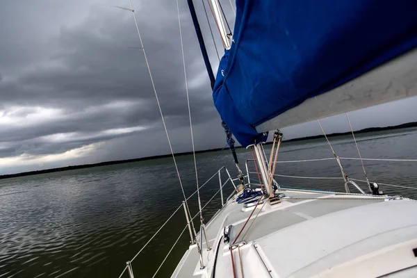 Conceito de vela com barco e lago tempo tempestade de água — Fotografia de Stock
